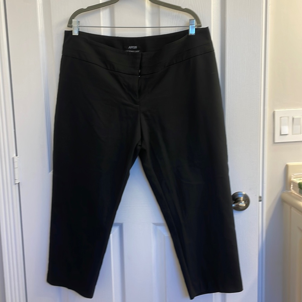 Black capri pant